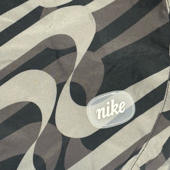 Women's Nike Dri-FIT Tempo Icon Clash Running Shorts. Size: Small - Picture 2 of 7